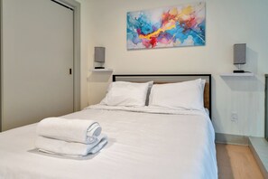 Iron/ironing board, Internet, bed sheets - Creative Loft - Nearby Parking - City Center - 2F (Louisville)