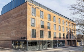 Un edificio moderno con el nombre 'Sizer Court' en la fachada.