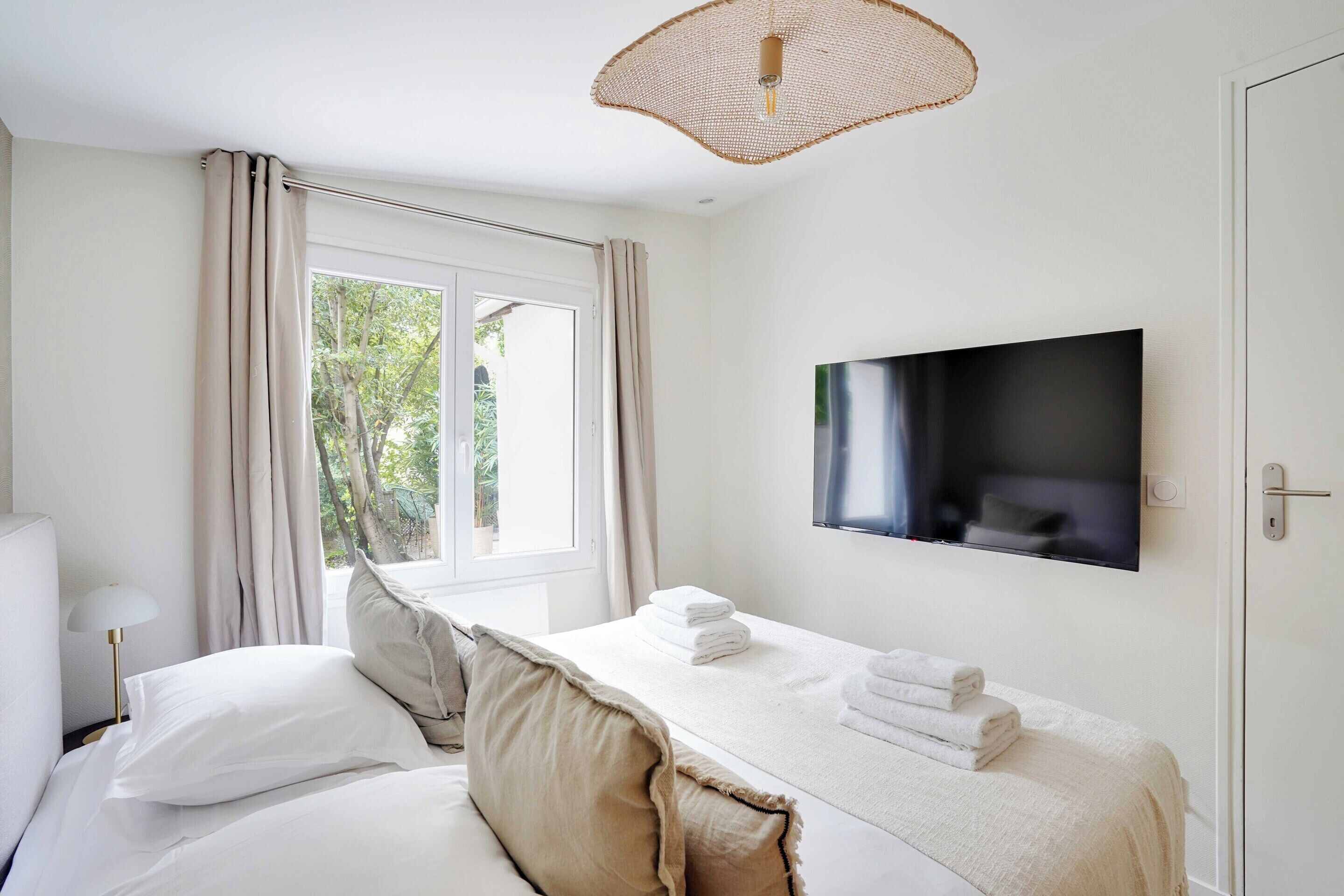 Apartment | 1 bedroom, laptop workspace, iron/ironing board, bed sheets