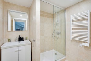 Apartemen | Kamar mandi | Pengering rambut dan handuk