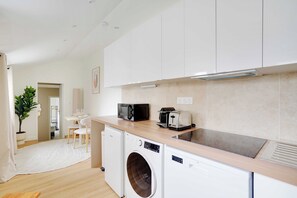 Apartemen | Dapur pribadi | Mesin pembuat kopi/teh, lemari es, microwave, dan oven