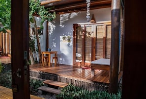 Camera tripla, balcone, vista piscina | Ristorazione all'aperto