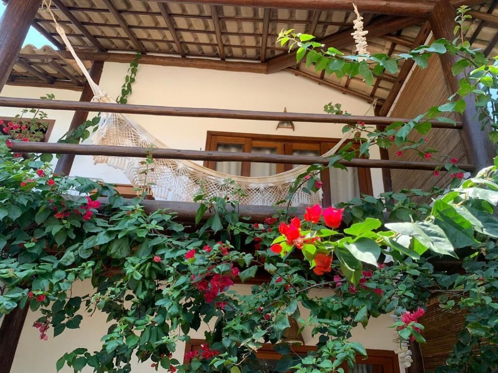 Quarto triplo, sacada, vista para a piscina | Detalhe da fachada