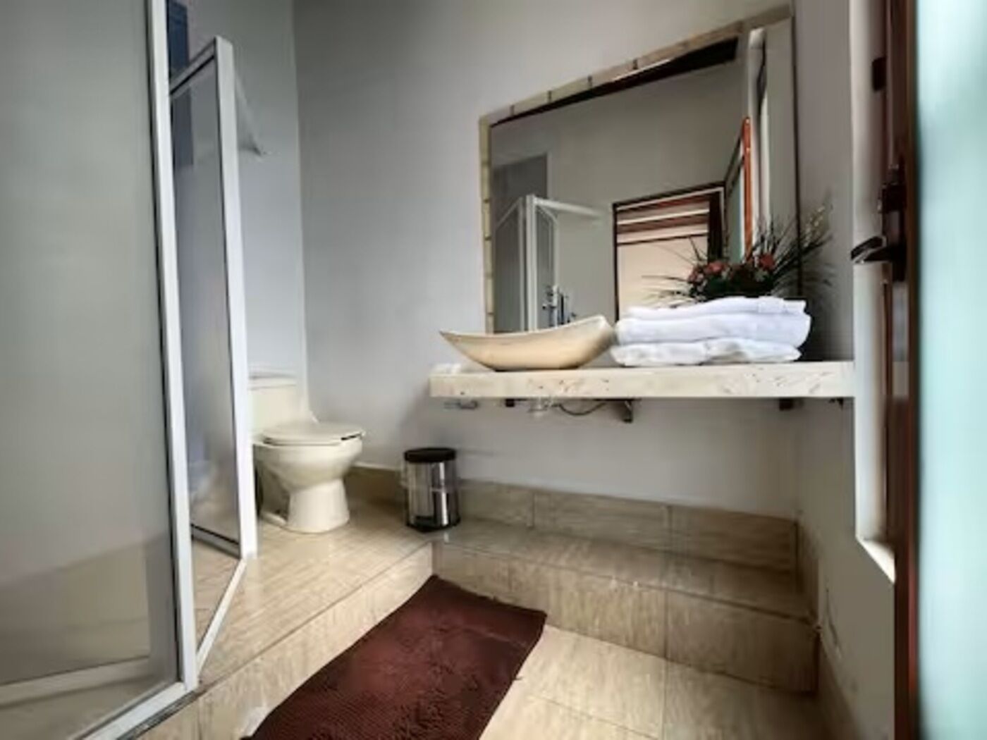 Ducha, toallas, jabón y champú