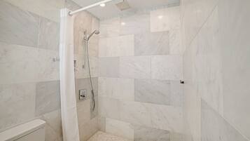 Serviettes fournies, savon, papier toilette