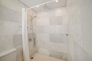 Towels, soap, toilet paper - Bayview Modern Studio w/ Terrace Bungalow (Nokomis)