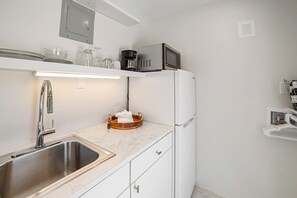 Private kitchen - Bayview Modern Studio w/ Terrace Bungalow (Nokomis)