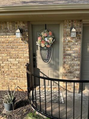 Exterior detail - Vintage Charm & Southern Hospitality 1BR apartment with pool in Wichita Falls (Wichita Falls)
