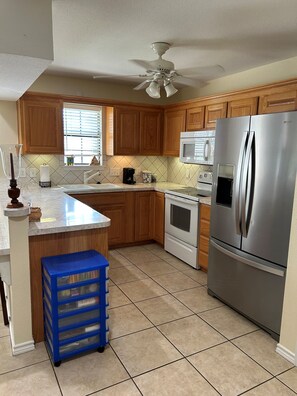Coffee/tea maker, fridge, microwave, oven - Vintage Charm & Southern Hospitality 1BR apartment with pool in Wichita Falls (Wichita Falls)