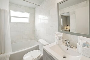Towels, soap, toilet paper - Bayview Jr. 2 Bedroom Bungalow (Nokomis)