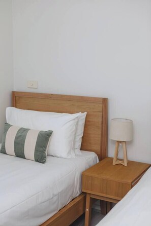Desk, WiFi, bed sheets - La Trobe Lookout Poolside Retreat by State Library (Melbourne)
