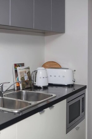 Wasserkocher mit Kaffee-/Teezubehör, Kühlschrank, Mikrowelle, Ofen