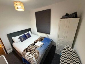 Room - 7 Guests 3-br Free Parking-near Manchester Airport (Cheadle)