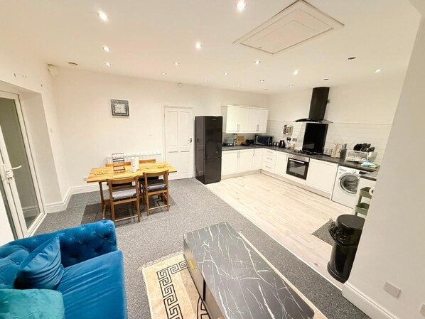 Interior - 7 Guests 3-br Free Parking-near Manchester Airport (Cheadle)