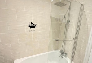 Kombinasi shower/bathtub dan bathtub besar