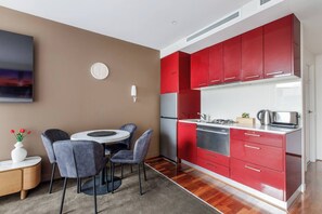 Kühlschrank, Mikrowelle, Herdplatte, Geschirrspüler