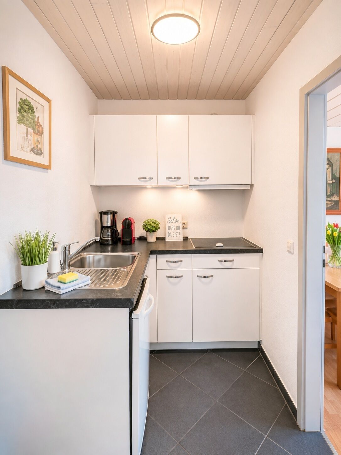 Wasserkocher mit Kaffee-/Teezubehör, Kühlschrank, Herdplatte