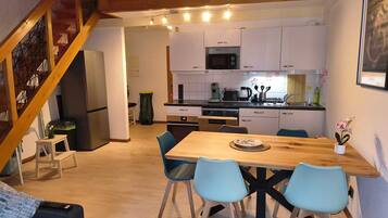 Coffee/tea maker, fridge, microwave, oven