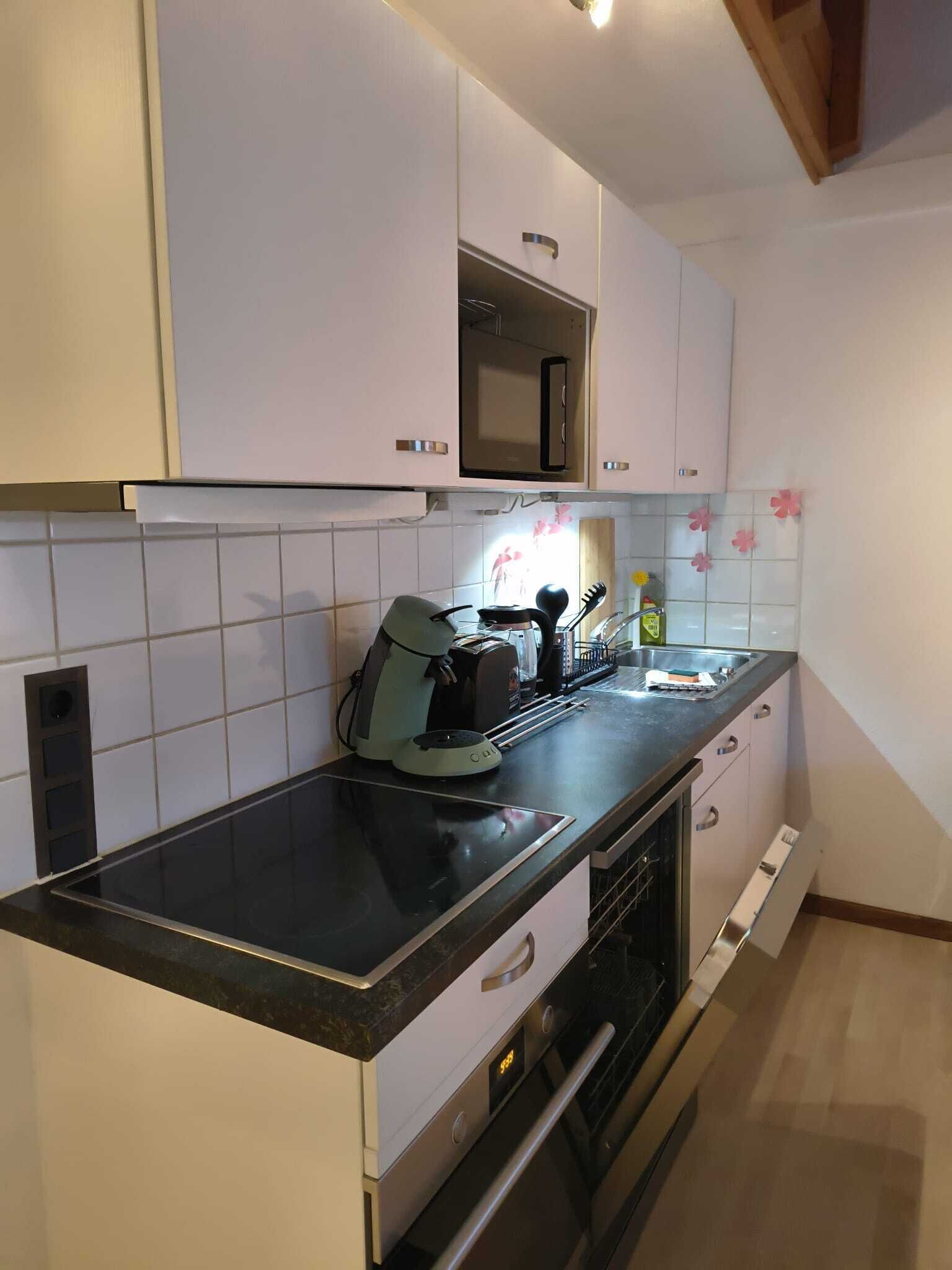 Wasserkocher mit Kaffee-/Teezubehör, Kühlschrank, Mikrowelle, Ofen