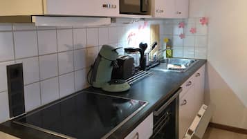 Coffee/tea maker, fridge, microwave, oven