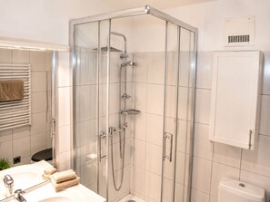 A modern bathroom with a glass-enclosed shower, a white sink, and a toilet. - "Märchenpunkt der Ruhe" Vacation Rental – My SWH (Todtmoos)