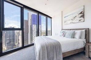 Een strijkplank/strijkijzer, wifi, beddengoed