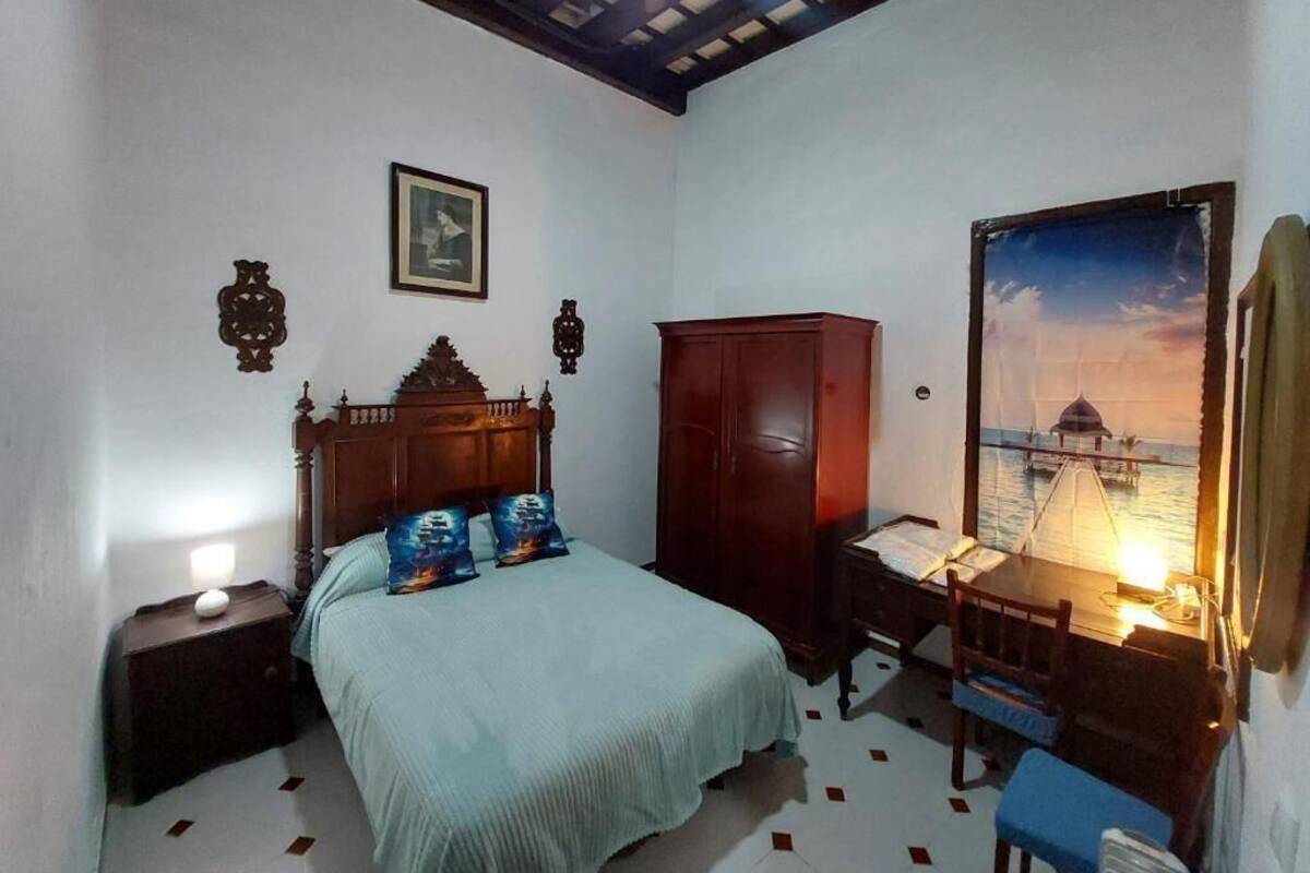 Kamar, 1 Tempat Tidur Double, AC, pemandangan halaman | Setrika/meja setrika dan Wi-Fi gratis