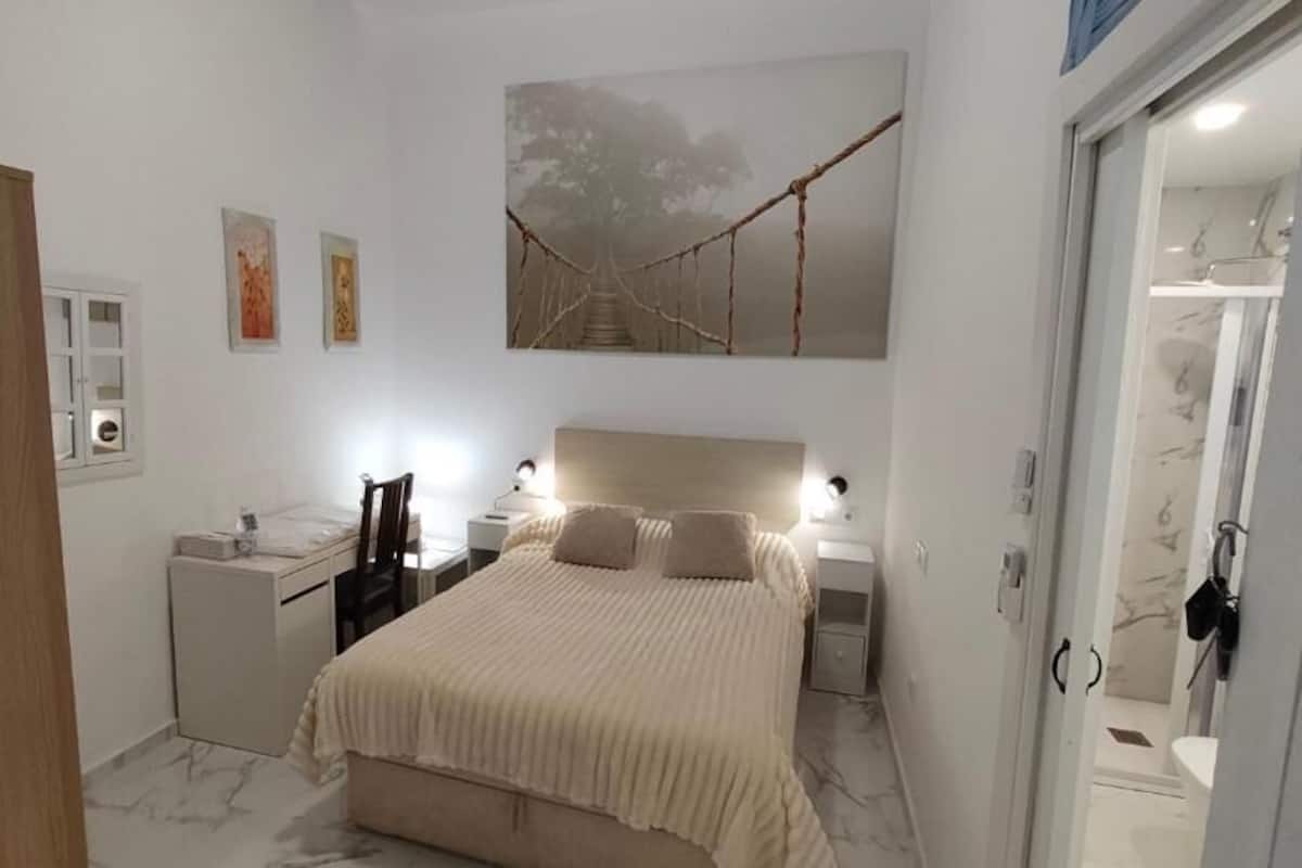 Kamar Double Deluks, AC, pemandangan halaman | Setrika/meja setrika dan Wi-Fi gratis