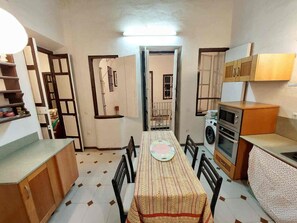 Luxury Triple Room, Multiple Beds, Air conditioning, Courtyard View | Private kitchen | Espresso maker, coffee/tea maker, full-size fridge, microwave - Casa Madre Gelart (San Fernando)