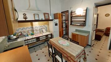 Room, Multiple Beds, Air conditioning, Courtyard View | Private kitchen | Espresso maker, coffee/tea maker, full-size fridge, microwave