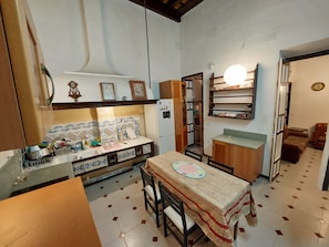 Habitació, diversos llits, aire condicionat, vistes al pati | Cuina privada | Cafetera exprés, cafetera i tetera, frigorífic gran i microones 