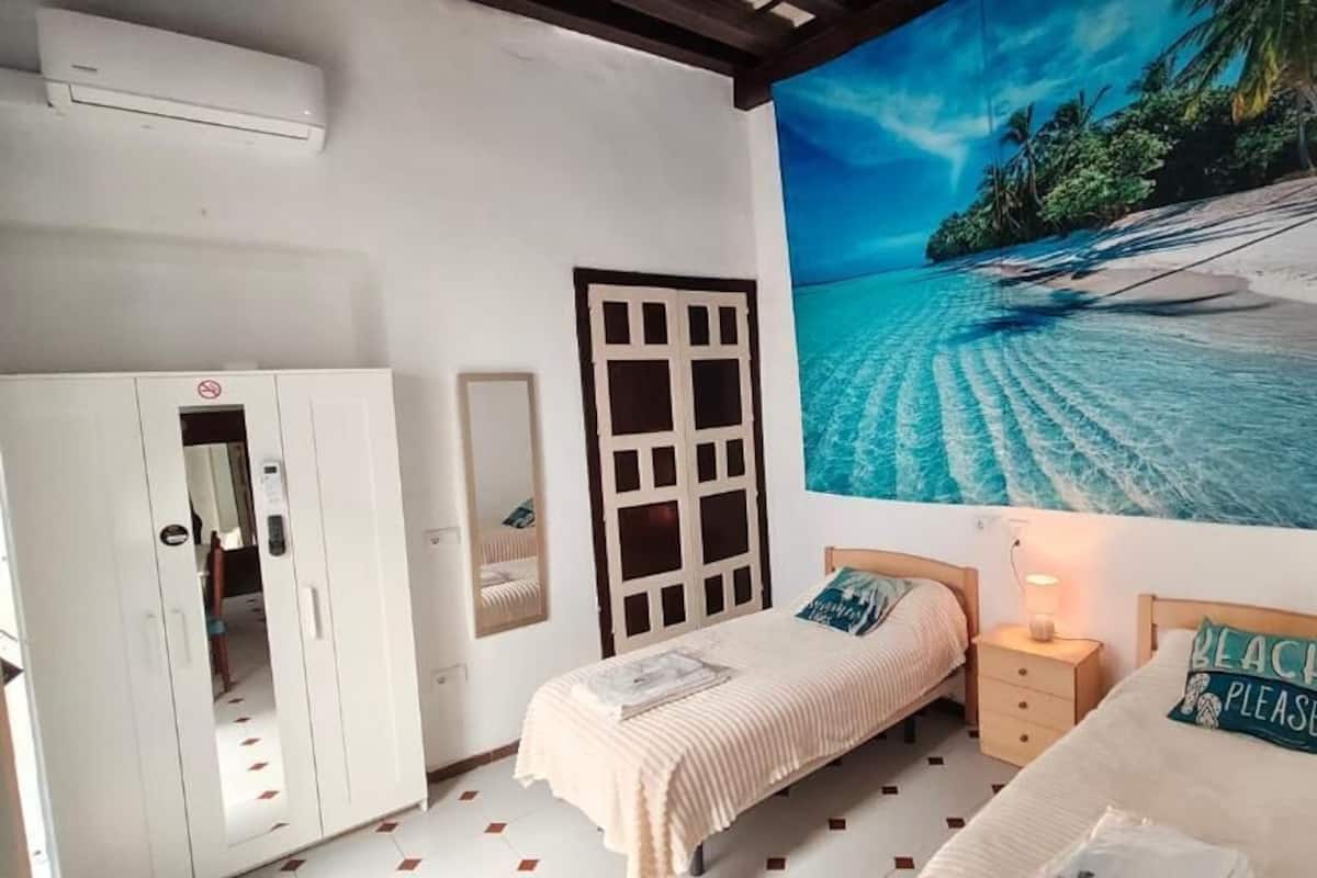 Kamar Twin Deluks, AC, pemandangan halaman | Setrika/meja setrika dan Wi-Fi gratis