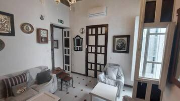 Superior Room, 1 Double Bed, Air conditioning, Courtyard View | Living area