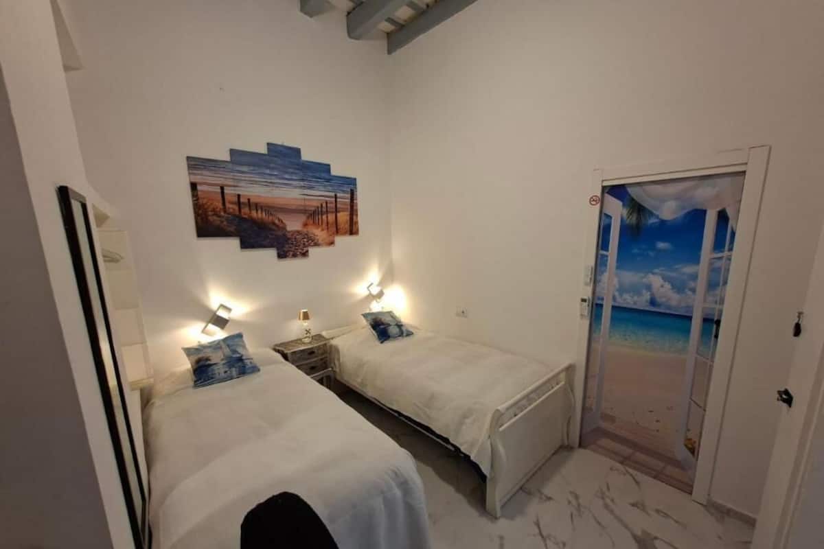 Kamar Twin Klasik, AC, pemandangan halaman | Setrika/meja setrika dan Wi-Fi gratis