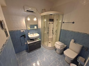 Kamar, Beberapa Tempat Tidur, AC, pemandangan halaman | Kamar mandi | Sandal