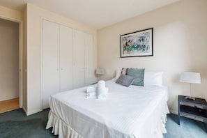 Iron/ironing board, WiFi, bed sheets - Patio Charm in Buzzing Richmond with Parking (Richmond)