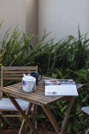 Outdoor dining - Patio Charm in Buzzing Richmond with Parking (Richmond)