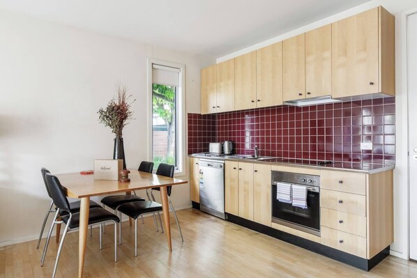 Wasserkocher mit Kaffee-/Teezubehör, Kühlschrank, Mikrowelle, Ofen