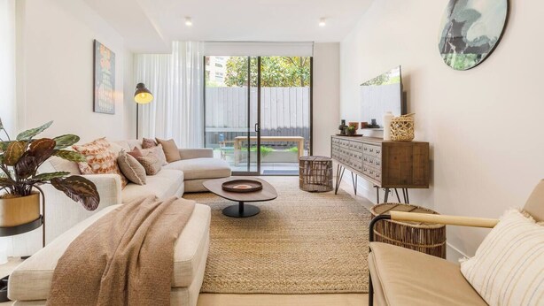 Uma sala de estar moderna com um sofá, mesa de centro e objetos decorativos.