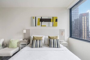 Escritorio, tabla de planchar con plancha, wifi y ropa de cama