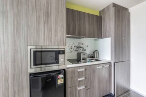 Wasserkocher mit Kaffee-/Teezubehör, Kühlschrank, Mikrowelle, Herdplatte