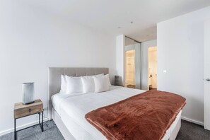 Desk, iron/ironing board, WiFi, bed sheets - Grandview 40—Steps to the Yarra w/ Pool & Parking (Southbank)