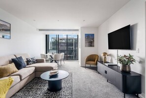 Living area - Grandview 40—Steps to the Yarra w/ Pool & Parking (Southbank)