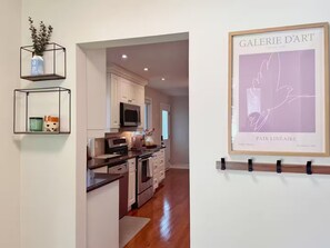 Private kitchen - Unionville Hideaway• Patio• Near Main St • Parking (Markham)