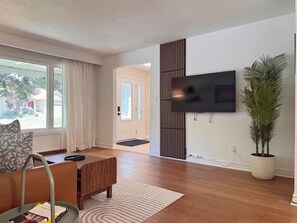 Living area - Unionville Hideaway• Patio• Near Main St • Parking (Markham)