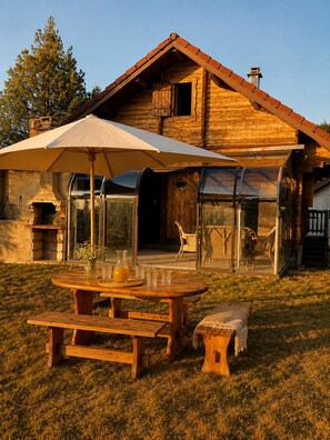 Outdoor dining - With a pearlescent wood. Cozy Chalet in the Heart of the Vosges – Gérardmer (Gerbépal)
