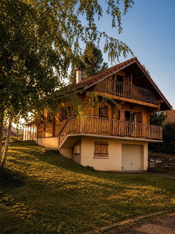 Exterior - With a pearlescent wood. Cozy Chalet in the Heart of the Vosges – Gérardmer (Gerbépal)