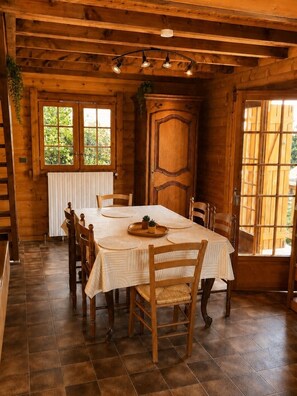 Dining - With a pearlescent wood. Cozy Chalet in the Heart of the Vosges – Gérardmer (Gerbépal)