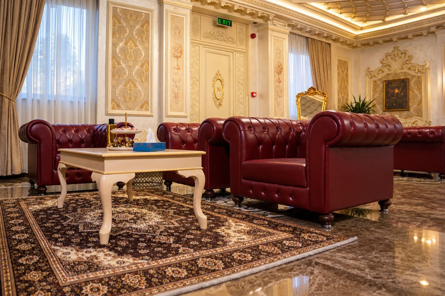 Eine luxuriöse Lobby mit roten Ledersofas, einem Marmorboden und aufwendigen Wandverzierungen.