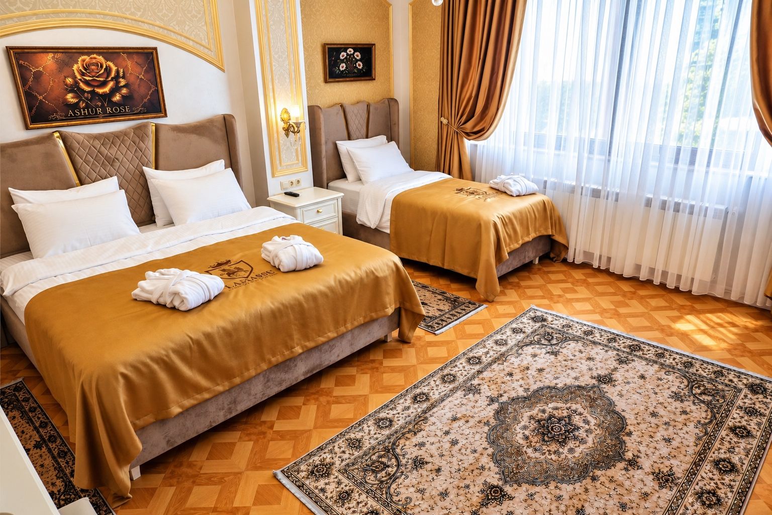 Ein Hotelzimmer mit zwei Betten, einem großen, verzierten Teppich und einem Rosenbild.